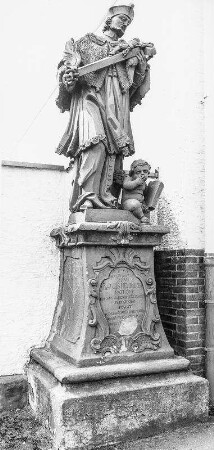 Nepomuk-Statue, Torpfosten (Massivbau); Rodgau, Pfarrgasse 4