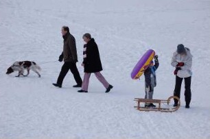 Kinder rodeln im Harz : Unterharzgebiet, Kurort Friedrichsbrunn, Sachsen-Anhalt, Winterspaziergänger, Rodler, aufgenommen 2006