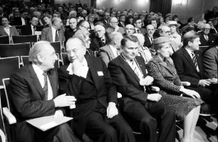 30. Tagung 1980 Chemiker; Eröffnung Festhalle: E. Pestel, Kardinal König, Oberbürgermeister Steurer, Frau Steurer, H. Maier