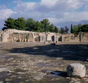 Phaistos. Palast. Der mit Alabasterplatten belegte Mittelhof. Blick nach Norden. Links Altar