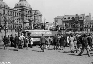 Einzug des Gouverneurs : Menschenmenge beim Einzug des Gouverneurs vor dem Parlament (Ou Raadzaal) auf dem Church Square. Im Vordergrund ein Fahrzeug mit der Aufschrift "Siemens public address"