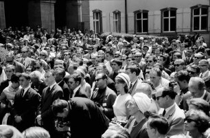 16. Tagung 1966 Mediziner; Publikum im Schlosshof