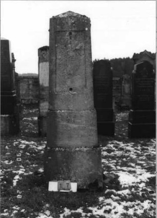 Grabstein 17 (Index: 100114964) Zustand: Texttafel fehlt Maße HxBxT: 223x70x39 cm Beschreibung: Obelisk auf gestuftem Sockel, eingesetzte Texttafel: Grabstein 17