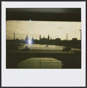 Zugfahrt über die Elbe in Dresden auf dem Weg von Berlin nach Prag, im Hintergrund ist das Elbpanorama zu sehen
