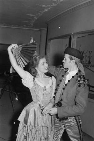 Szenenbilder aus "Der Mantel" von N. W. Gogol, Komische Oper. 1952