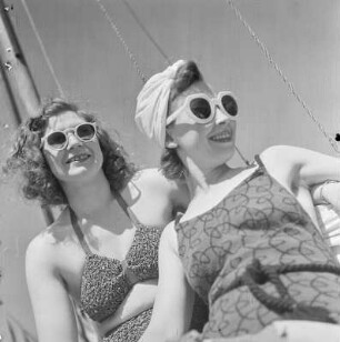 Elisabeth Gremmler (rechts) und eine Freundin mit Bademode in einem Segelboot