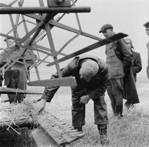 Landmaschinen im Examen (Merxleben). Begutachtung eines Frontschwadmähers nach dem Einsatz