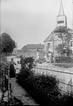 Hannongne, Gruppenporträt vor Kirche Hannogne Saint-Rémy