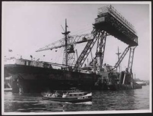 Vor der Stülcken-Werft am Hamburger Hafen