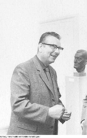 Paul Michaelis, Kunstmaler und Hochschullehrer in Dresden, während seiner Arbeit und im Gespräch mit dem Generaldirektor der Dresdner Museen, Max Seydewitz, 1962