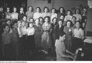 Kulturgruppen des VEB Kartonagenindustrie Dresden, April 1952