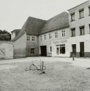 Spremberg. Wohnhaus Erbburglehn : Spremberg, Lange Straße 30. Wohnhaus mit Ladeneinbau, ehemaliges Erbburglehn (18. Jahrhundert). Straßenansicht