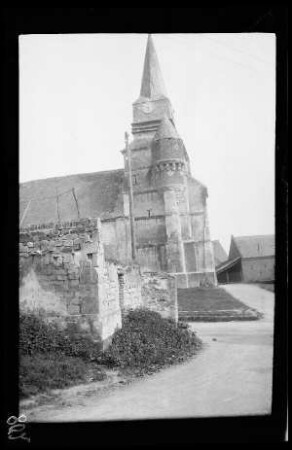 Nicht identifizierbare Ortschaft in der Umgebung von Origny (=Origny-Sainte-Benoite, Dep. Aisne, Frankreich): "Kirche" (Seitansicht, Distanzaufnahme)