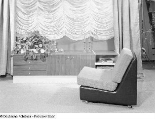 Sessel : Wohnzimmermöbel (1972; Möbelkombinat Nord (MKN)). Ansicht mit Sessel vor Flachstrecke einer Anbauwand