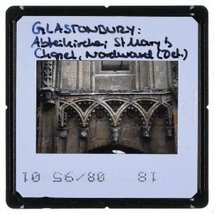 Glastonbury, Glastonbury Abbey : St. Mary's Chapel, Kreuzbogenblenden an der Nordwand