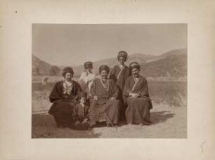 Fürstenfamilie : Fürstenfamlie der Kialhurluren. Der Wali Daud Chan in der Mitte, rechts daneben dessen Bruder und vier Söhne.
