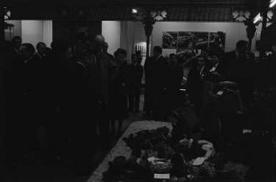 Johannes Dieckmann mit Vertretern der vietnamesischen Messedelegation - Messerundgang