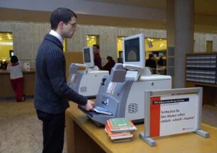 Benutzer an der Selbstverbuchungsanlage