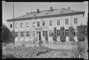 Ziegenhain. Dorfstraße und Schule