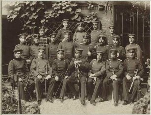 VII. Armeekorps, Generalstab, 1900, zwanzig Offiziere des teils stehend, teils sitzend, in Uniform mit Mütze, Bilder vorwiegend in Halbprofil