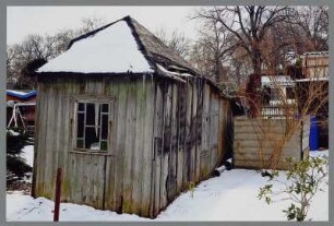 Alte Gartenlaube in Holzbauweise im Schnee, Pegau