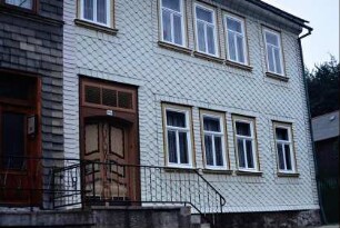 Haus mit alter Haustür, Treppenaufgang