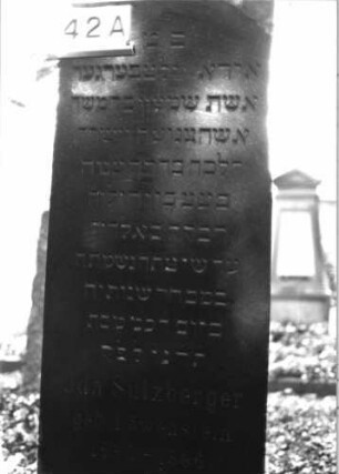 Grabstein 42 (Index: 100081717) Material: Granit Zustand: gut Maße HxBxT: 190x62x31 cm Beschreibung: Obelisk, getreppter Sockel Steinmetz: Löffler: Grabstein 42A (1)