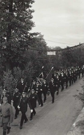Festzug. Nr. 5: Gruppe mit Fahne von 1862