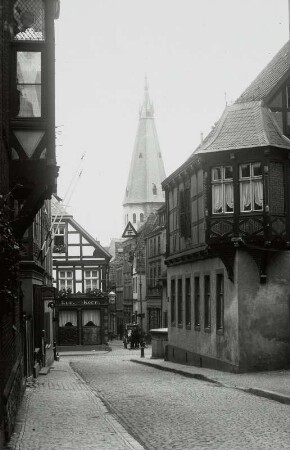 Paderborn, Liboristraße : Paderborn. Liboristraße. Blick zum Turm der Gaukirche