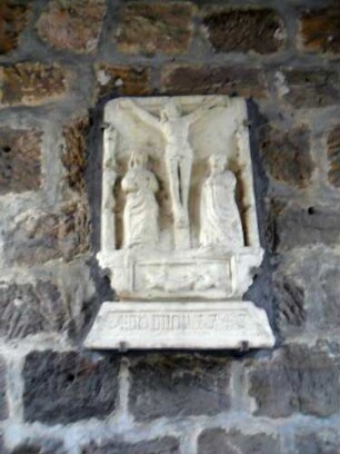 Stadtbefestigung - Stadttor (Geiersberger Tor)-Durchfahrt-Kreuzigungsrelief mit Jahr 1343