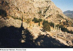 Ausgrabungen. Amphitheater von Delphi mit Blick auf den Apollotempel