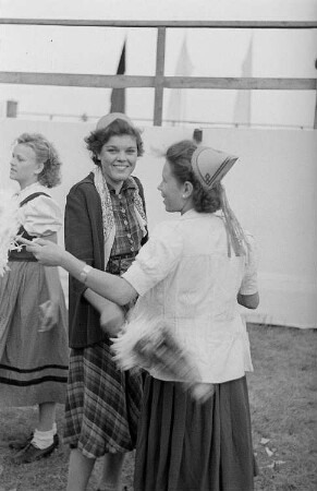Volksfest in Karlshorst : Tanzende junge Frauen