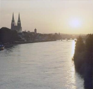 Regensburg. Blick über die Donau mit der Steinernen Brücke
