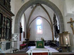 Treis an der Lumda-Evangelische Kirche - Langhaus Innen (Im Kern Spätromanisch - Gotisch überarbeitet)- Sicht nach Osten mit Triumphbogen und Rechteckchor in Übersicht