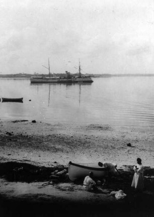 Hafenbild mit S.M.S "Bussard"