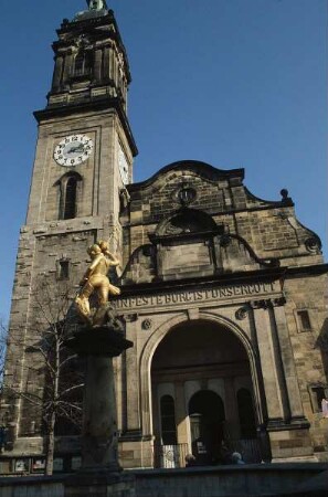 Eisenach. Pfarrkirche St. Georg. Ansicht von Westen. Im Vordergrund der Georgenbrunnen