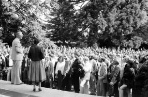 33. Tagung 1983 Chemiker; Maikäferrede hält Adolf Butenandt: Graf Lennart Bernadotte und Gräfin Sonja Bernadotte beim Empfang auf der Mainau vor Publikum