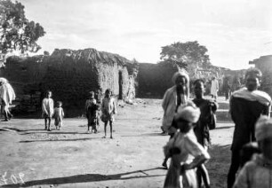 Dorfstraße mit Kindern (Deutsche Indien-Expedition 1926/1929 - 5. Südindien)