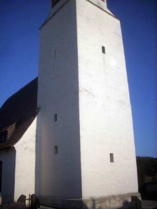 Halsbach-Kirchturm (romanische Gründung 12 Jh) von Nordwesten in Übersicht