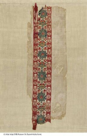 Fragment einer Tunika mit Zierstreifen