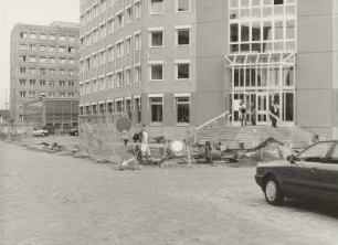 Dresden-Südvorstadt, Rabenerstraße 1. Finanzamt (1990/1992), Haupteingang während der Bauarbeiten im Fußwegbereich