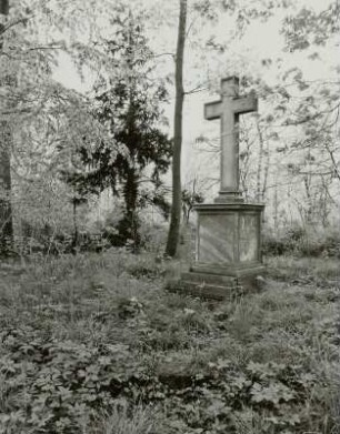 Grabkreuz der Familie Dezembowska (Erbfolger des Schlossherren von der Marwitz)