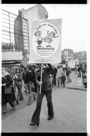 Kleinbildnegativ: Demonstration, Hermannplatz, Kottbusser Damm, 1977