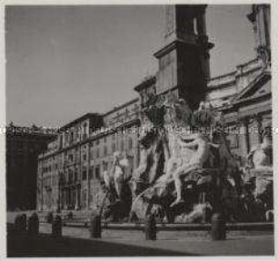 Rom, Piazza Navona, Fontana dei Quattro Fiumi (Vierströmebrunnen), links Palazzo Pamphilj