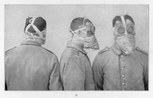 Foto des angelegten französischen T-N-Mundschutzes mit Schutzbrille ("Masque Tambuté Nouveau") gegen Kampfgas (Druck)