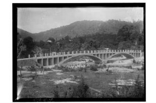 Zweibogige Brücke : Südthailand. Vollendete zweibogige Betonbrücke über einen Fluss, 1913
