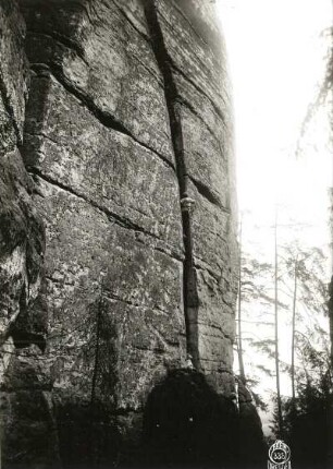 Sächsische Schweiz, Rathener Gebiet. Eule im Raaber Kessel. Seilschaft Karl Ullrich / Karl Jander bei der Erstbegehung im Riß des Südwestweges