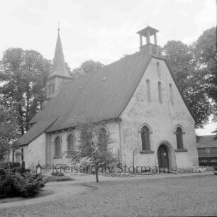 Matthias-Claudius-Kirche: Paul-von-Schoenaich-Straße: vor Renovierung: Blick von Nordwesten auf Giebelwand mit Eingangsportal: links Friedhof