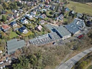 Lütjensee: Luftbild des Betriebsgeländes des Paul-Albrechts-Verlags an der Gutenbergstraße, links oben Wohnbebauung an der Peemöller Allee