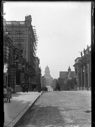Brüssel, Rue de la Régence mit dem Museum für Alte Kunst rechts und dem Justizpalst im Hintergrund